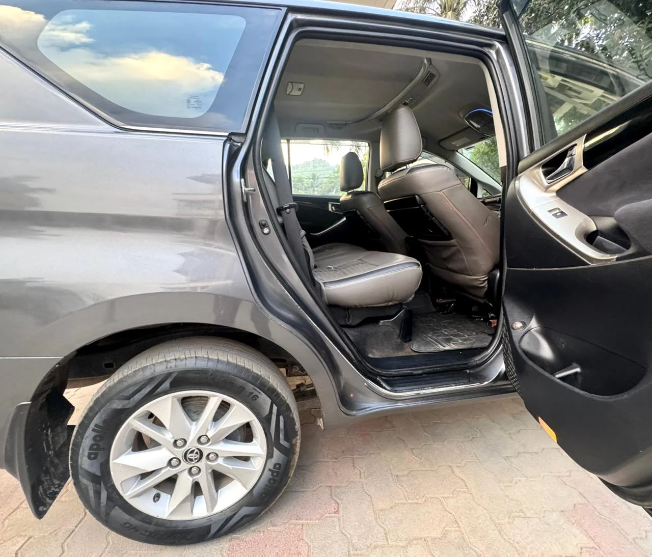 Toyota Innova Crysta - Thumbnail 5